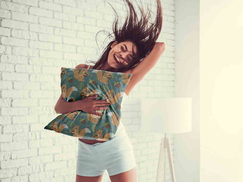 Almohada de salud verde con ardilla