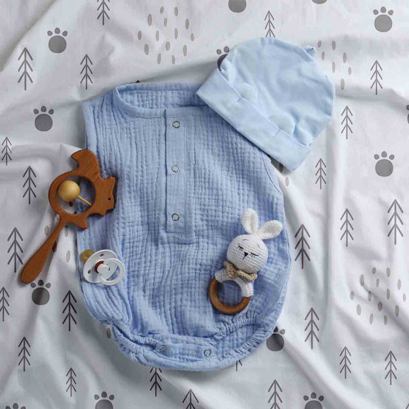 Set de ropa de cama con mantas terapéuticas y huellas de patas en el bosque