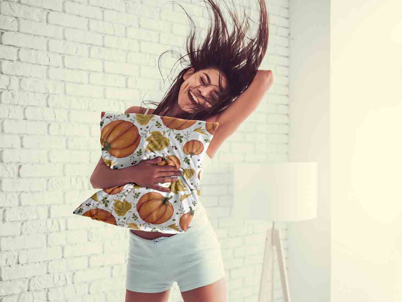 Almohada de salud blanca con grandes calabazas
