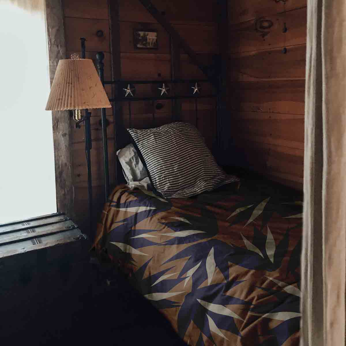 Therapy blankets bedding set brown with blue leaves