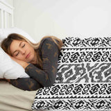 Set de ropa de cama con mantas terapéuticas y formas negras