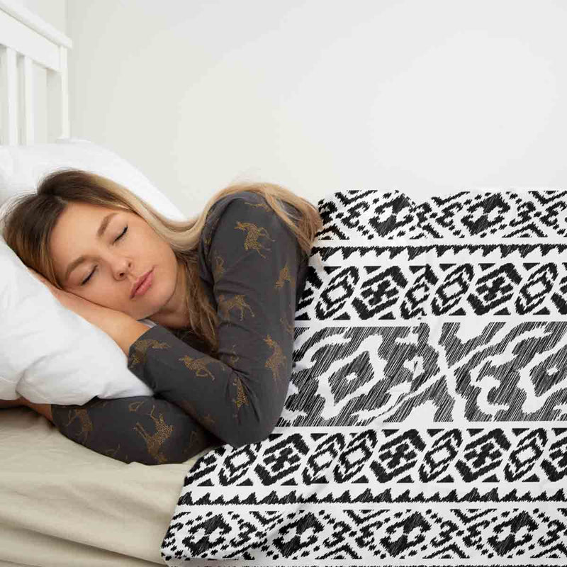 Set de ropa de cama con mantas terapéuticas y formas negras